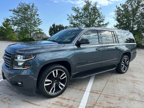 Used 2019 Chevrolet Suburban Premier AWD/4WD image 2