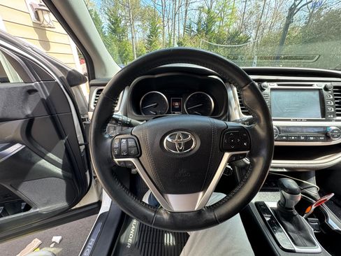 Used 2018 Toyota Highlander Limited image 12