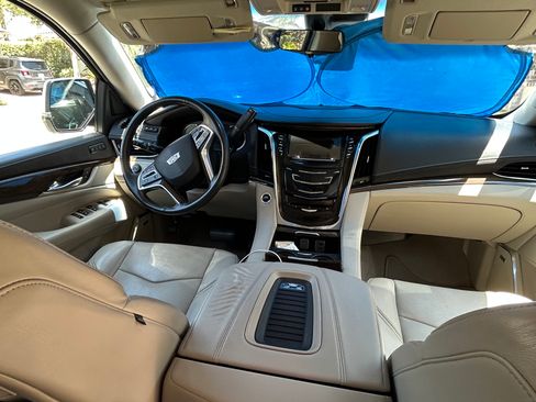 Used 2018 Cadillac Escalade Luxury AWD/4WD image 9