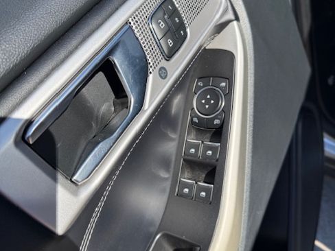 Used 2021 Ford Explorer Limited w/ Equipment Group 301A image 8