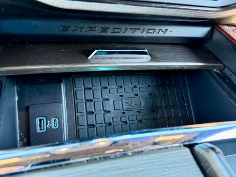 Used 2022 Ford Expedition Max Limited image 13