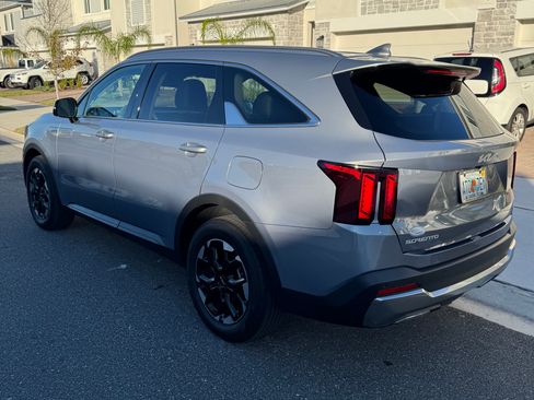 Used 2024 Kia Sorento S image 9