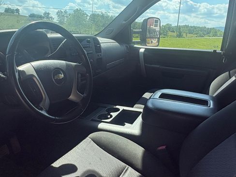 Used 2011 Chevrolet Silverado 2500 LT w/ Interior Plus Package AWD/4WD image 4