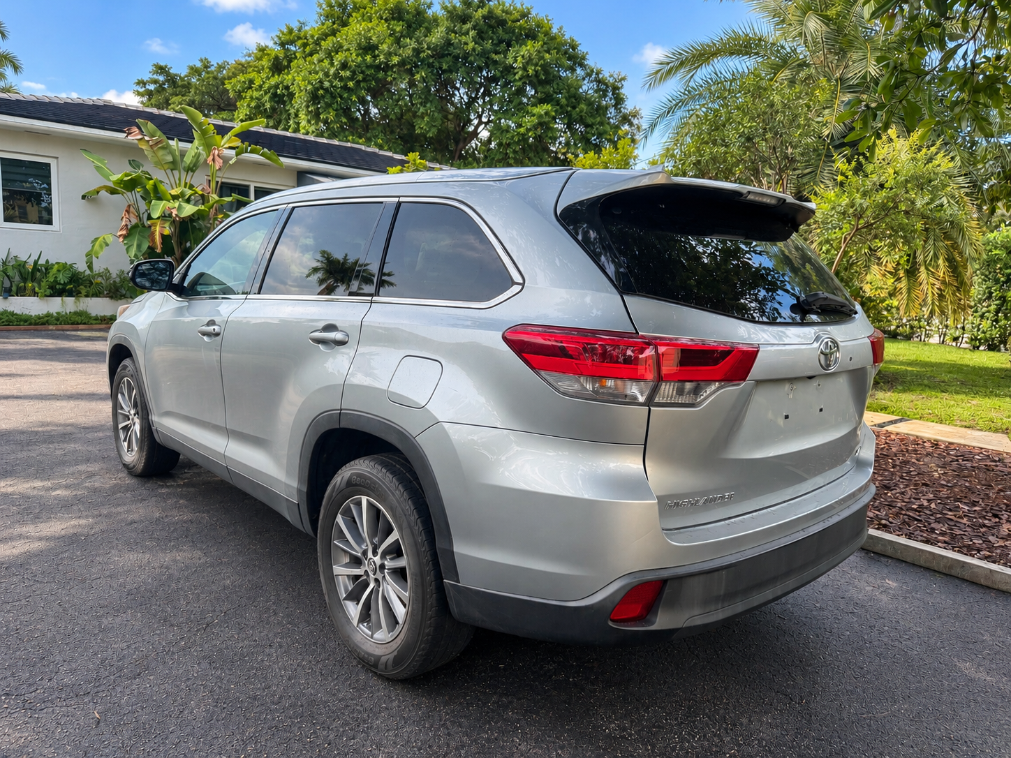 Used 2019 Toyota Highlander XLE FWD image 2