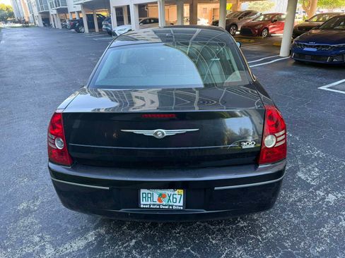 Used 2009 Chrysler 300 Touring RWD image 2