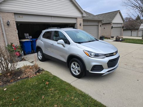 Used 2019 Chevrolet Trax LT w/ LT Convenience Package image 2