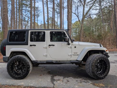 Used 2018 Jeep Wrangler Unlimited Sahara image 2