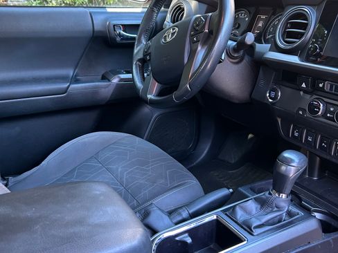 Used 2016 Toyota Tacoma TRD Off-Road w/ Premium & Technology Package image 12