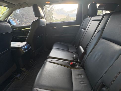 Used 2019 Toyota Highlander XLE w/ Carpet Mat Package (TMS) AWD/4WD image 12