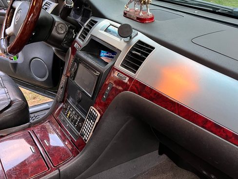 Used 2007 Cadillac Escalade ESV AWD w/ Information Package image 17