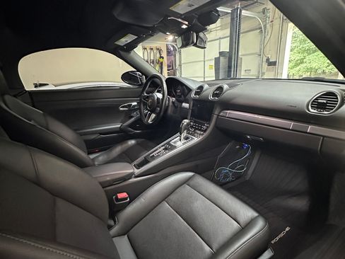 Used 2021 Porsche 718 Boxster S RWD image 17