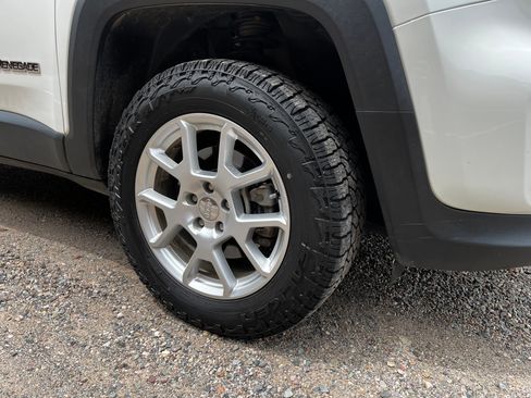 Used 2019 Jeep Renegade Latitude w/ Cold Weather Group AWD/4WD image 5