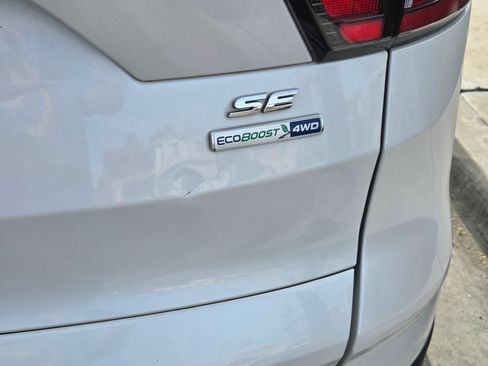 Used 2018 Ford Escape SE w/ SE Sport Appearance Package image 9