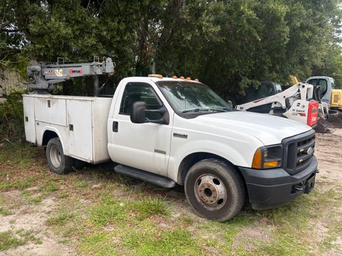 Used 2005 Ford F350 2WD Regular Cab DRW Super Duty image 1