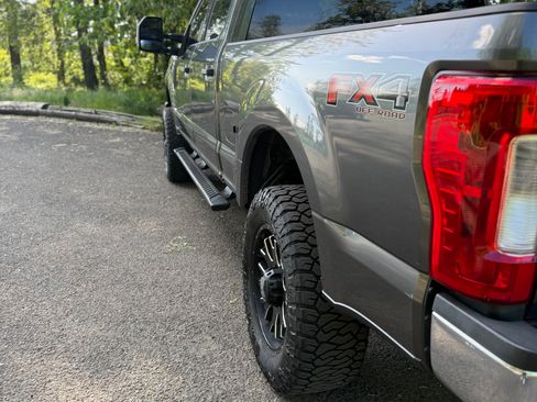 Used 2017 Ford F250 XLT w/ XLT Value Package AWD/4WD image 4