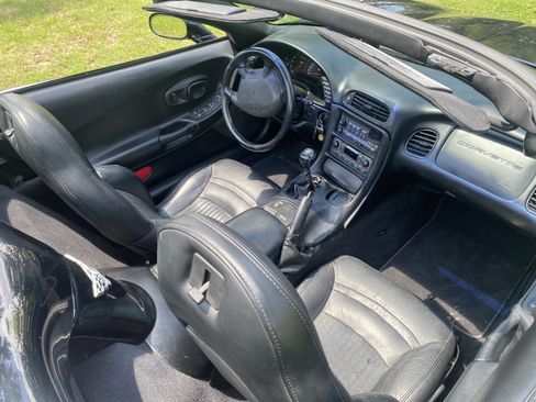 Used 2003 Chevrolet Corvette Convertible 2D w/ Preferred Equipment Group1 image 17