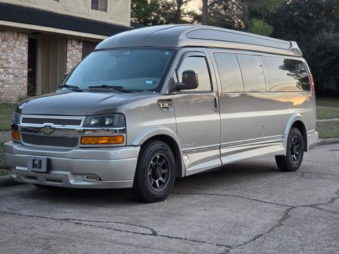 Used 2018 Chevrolet Express 2500 Extended w/ Enhanced Convenience Package image 1