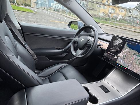 Used 2018 Tesla Model 3 Mid Range image 4