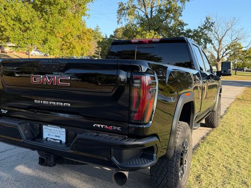 Used 2025 GMC Sierra 2500 AT4X image 9
