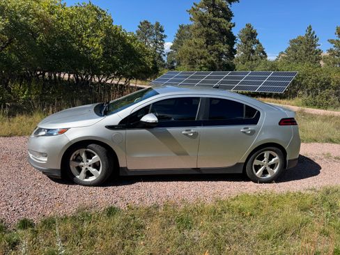 Used 2013 Chevrolet Volt Premium w/ Premium Trim Package image 1