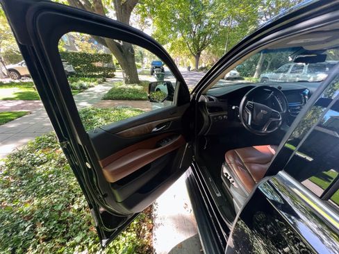 Used 2018 Cadillac Escalade Luxury image 9