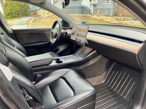 Used 2022 Tesla Model Y Long Range image 14