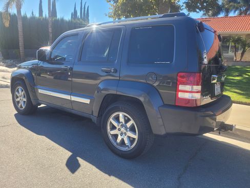 Used 2010 Jeep Liberty Limited w/ Tire & Wheel Group image 9