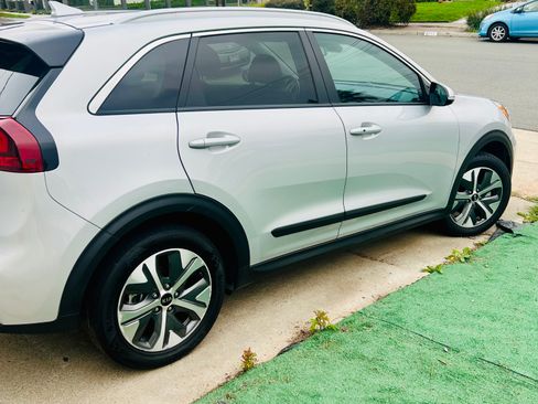 Used 2020 Kia Niro EX image 6