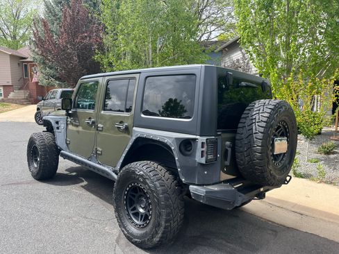 Used 2015 Jeep Wrangler Unlimited Rubicon w/ Connectivity Group AWD/4WD image 15