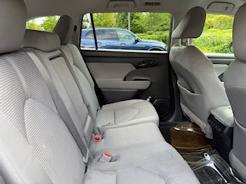 Used 2021 Toyota Highlander LE image 9