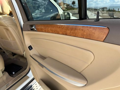 Used 2010 Mercedes-Benz GL 550 GL 550 Sport Utility 4D image 14