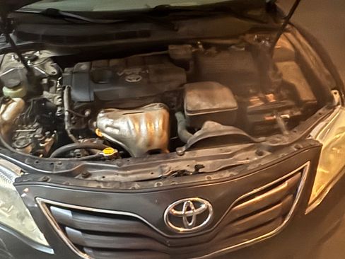 Used 2010 Toyota Camry FWD image 2