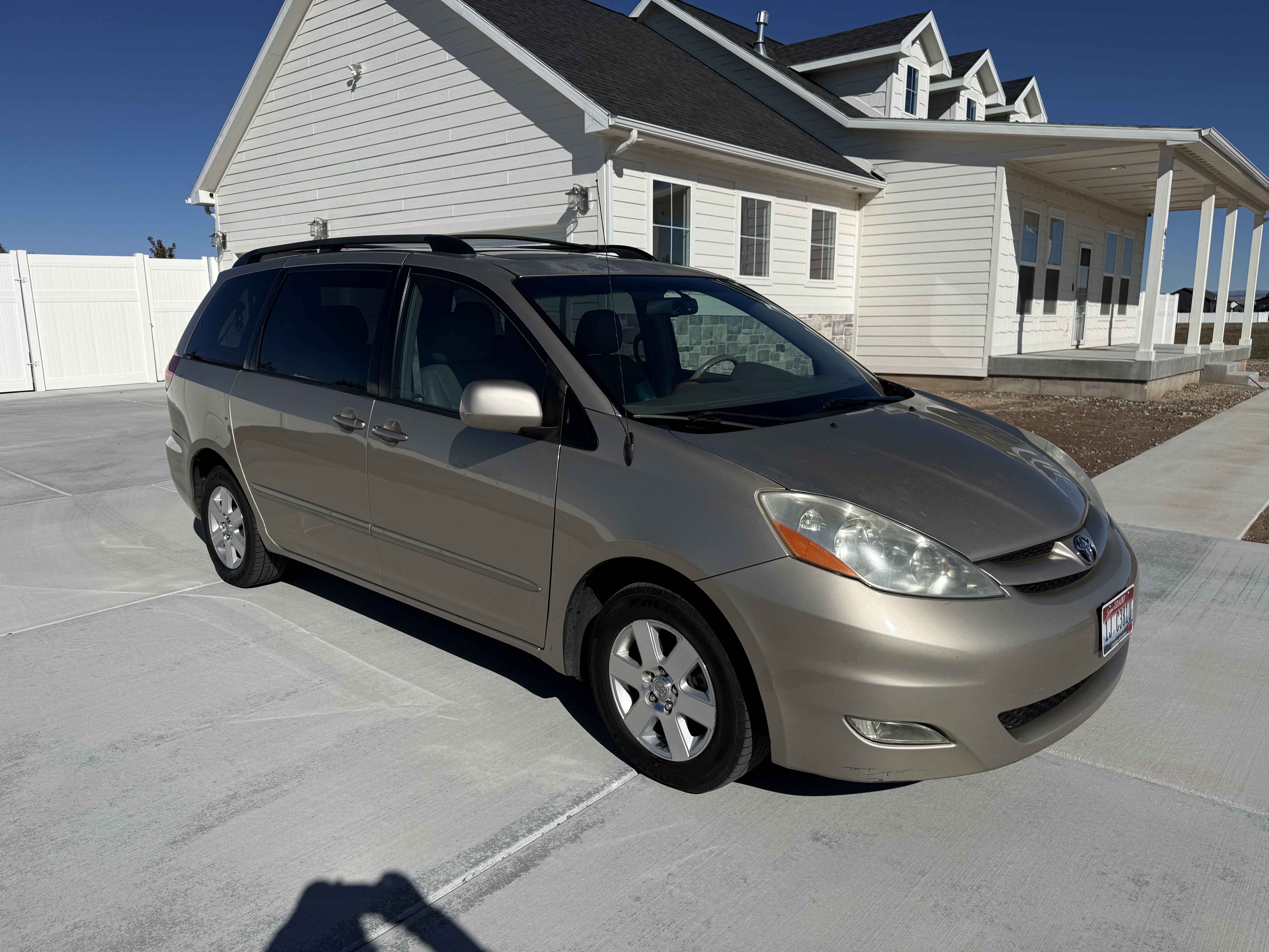 Used 2010 Toyota Sienna FWD image 1