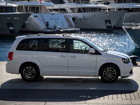 Used 2017 Dodge Grand Caravan GT FWD image 2