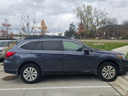 Used 2017 Subaru Outback 2.5i Premium image 2
