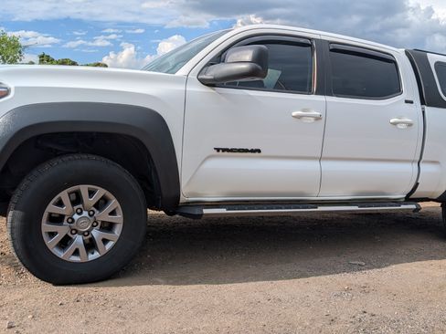 Used 2017 Toyota Tacoma SR5 w/ Tow Package AWD/4WD image 2