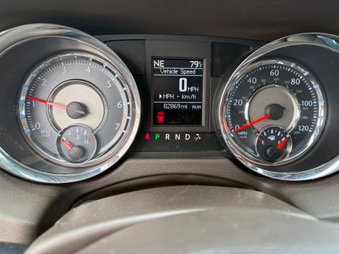 Used 2015 Chrysler Town & Country Touring-L w/ Driver Convenience Group image 15