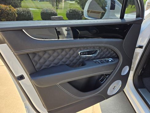 Used 2021 Bentley Bentayga AWD/4WD image 10