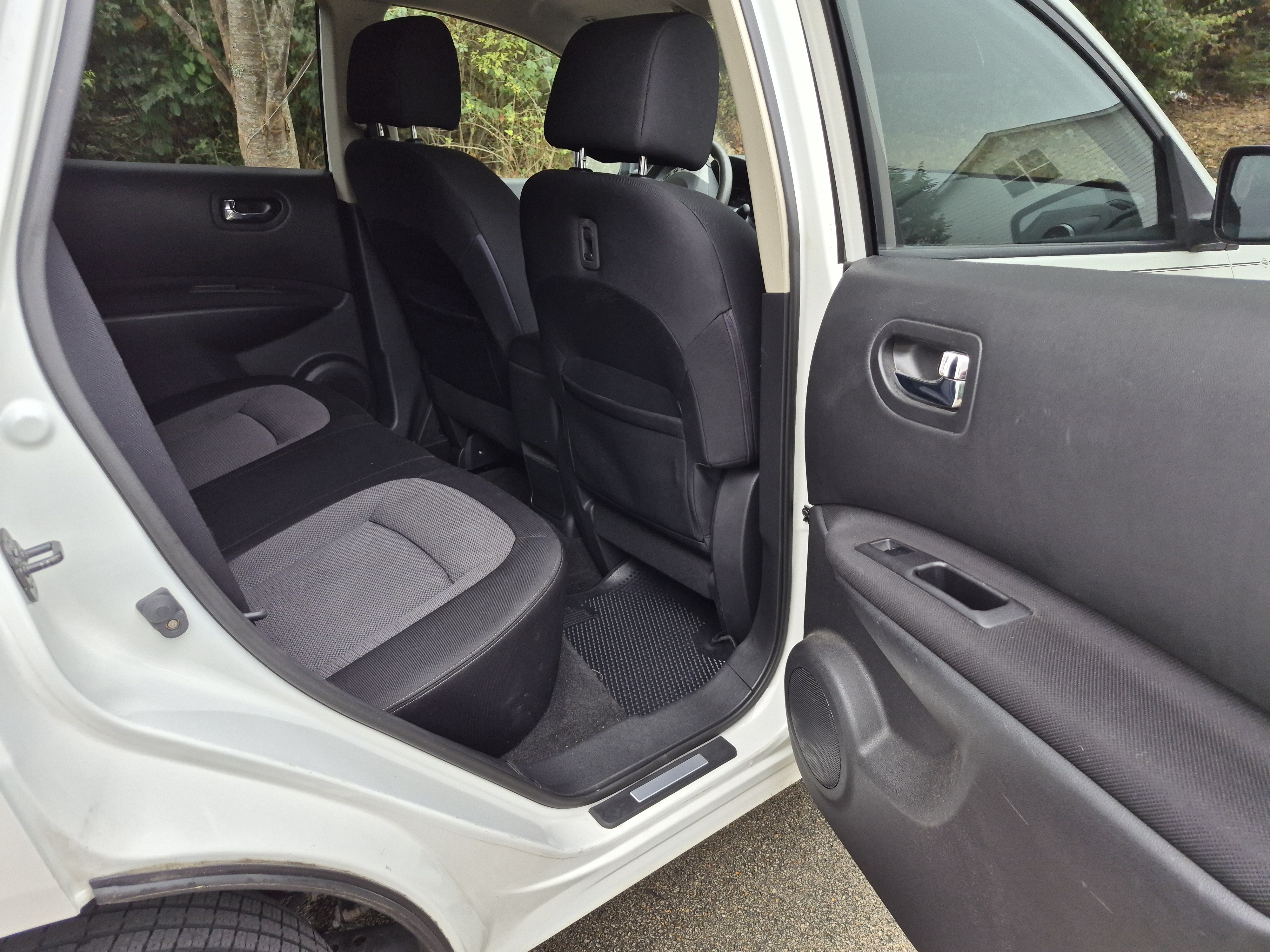 Used 2012 Nissan Rogue SV FWD image 11