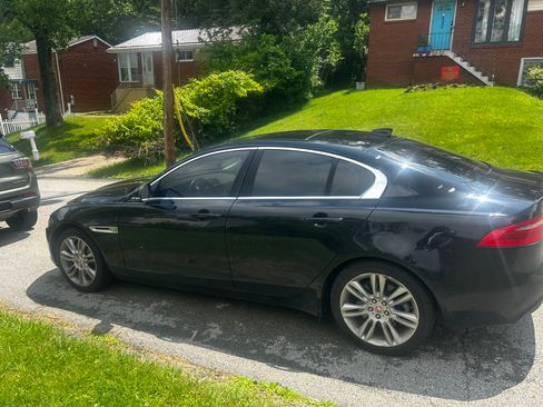 Used 2019 Jaguar XE Premium image 4