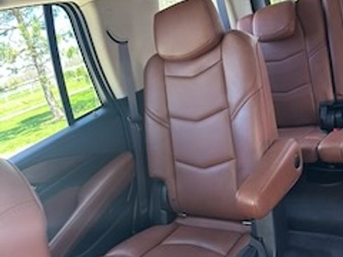 Used 2016 Cadillac Escalade Luxury AWD/4WD image 2