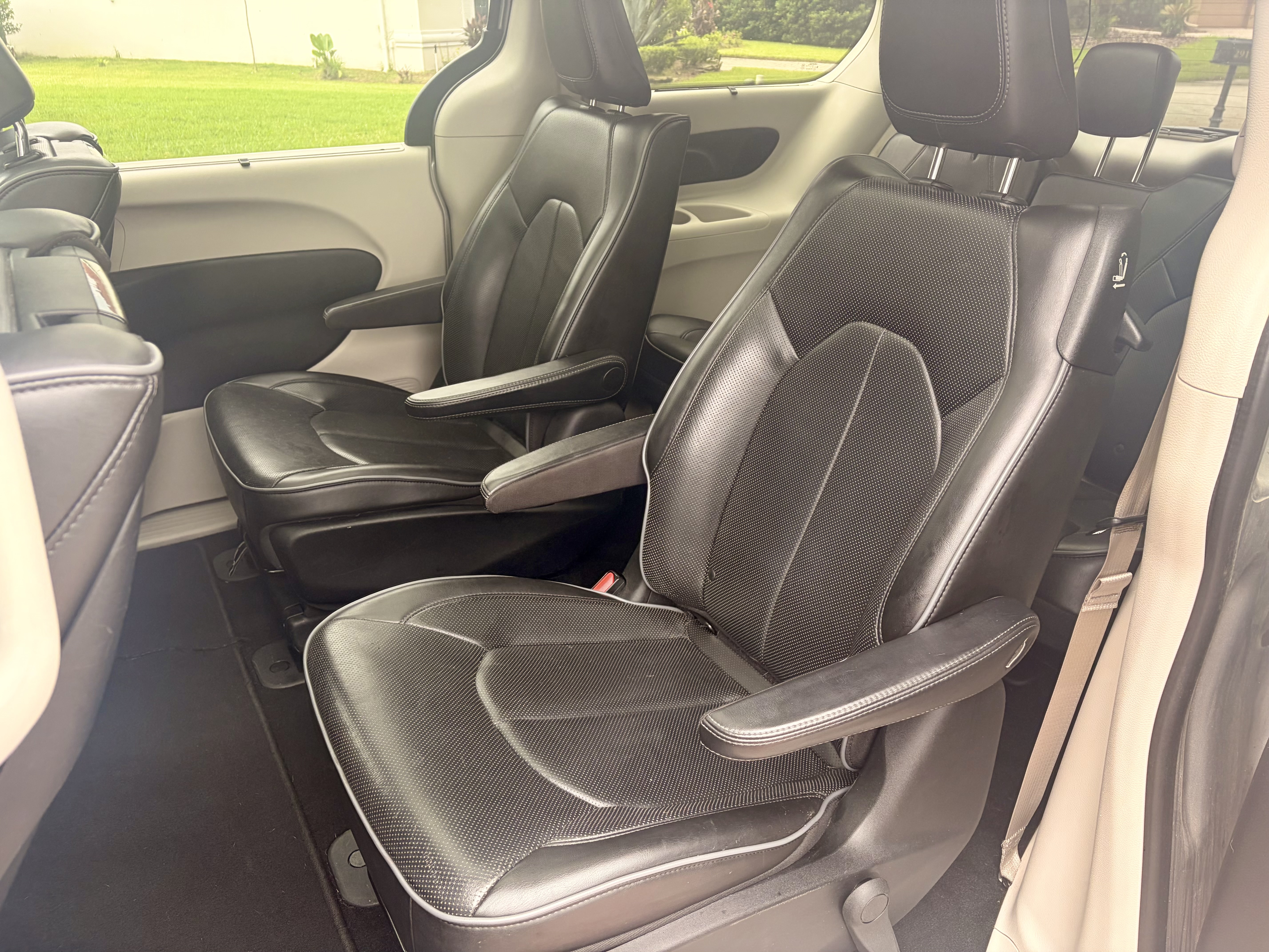 Used 2018 Chrysler Pacifica Limited w/ Advanced Safetytec Group FWD image 10