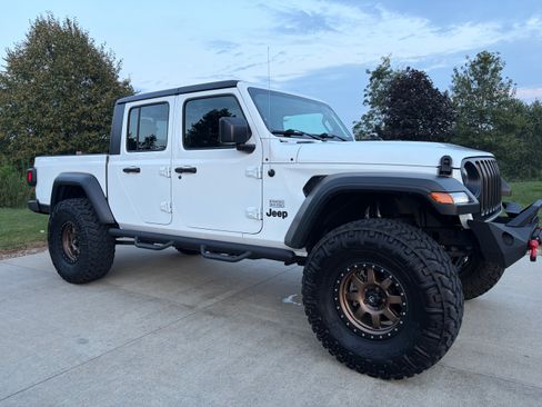 Used 2021 Jeep Gladiator Sport AWD/4WD image 15