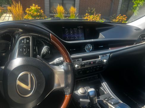 Used 2016 Lexus ES 350 w/ Luxury Package w/Wood Trim FWD image 11