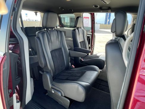Used 2018 Dodge Grand Caravan SXT image 11