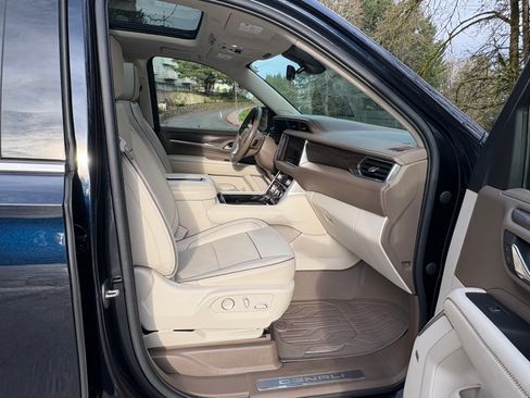 Used 2021 GMC Yukon Denali w/ Denali Premium Package image 16