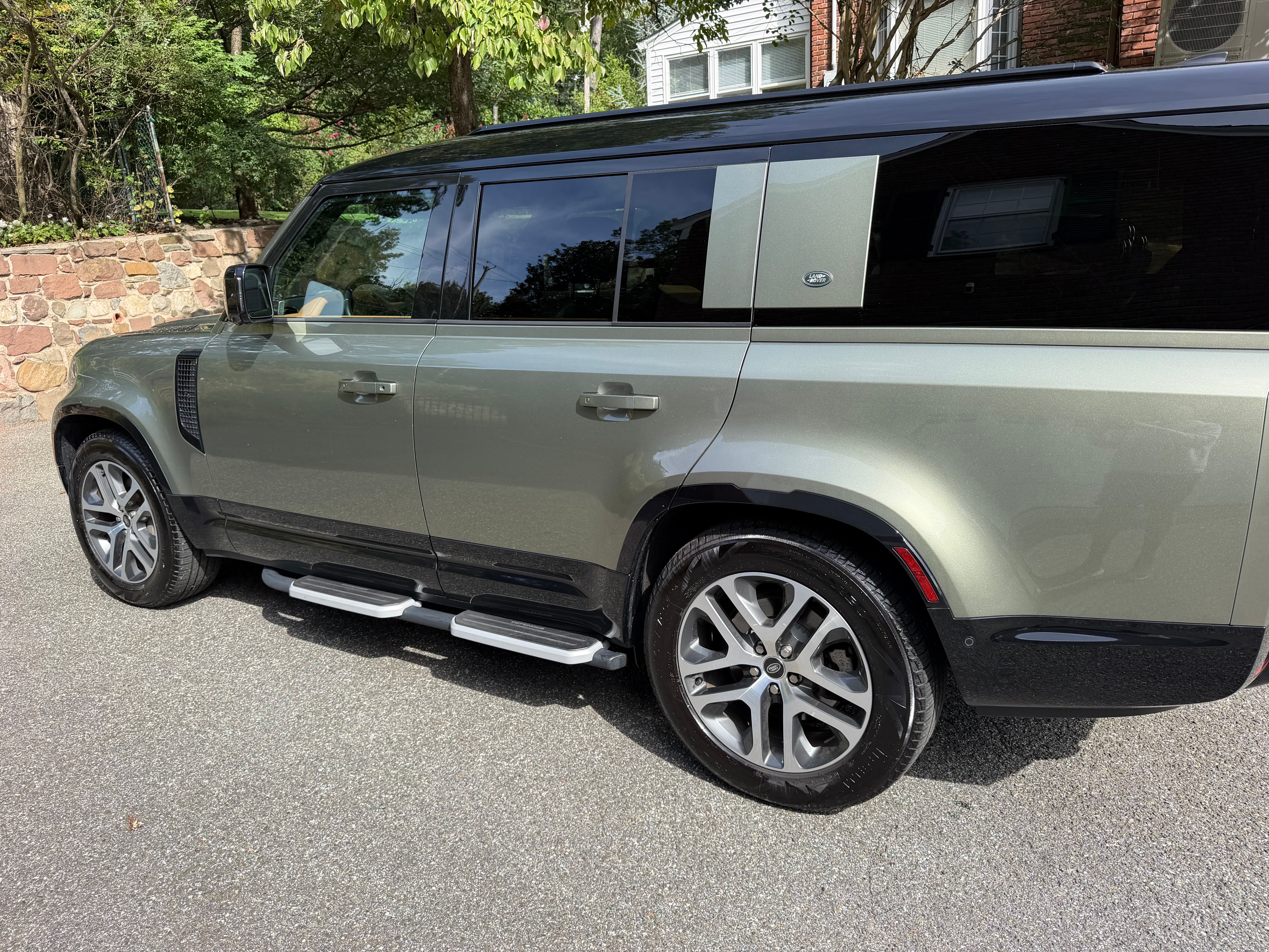 Used 2023 Land Rover Defender 130 X-Dynamic SE AWD/4WD image 5