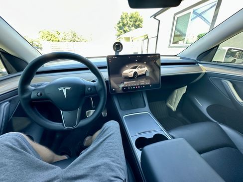 Used 2022 Tesla Model Y Long Range image 18