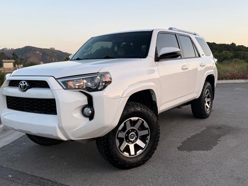 Used 2018 Toyota 4Runner SR5 AWD/4WD image 1