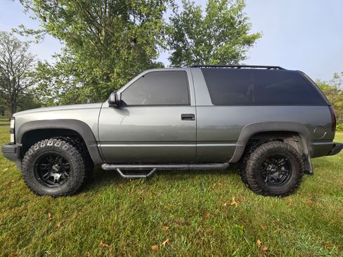 Used 1997 Chevrolet Tahoe 4WD 2-Door w/ Preferred Equipment Group 3 image 2